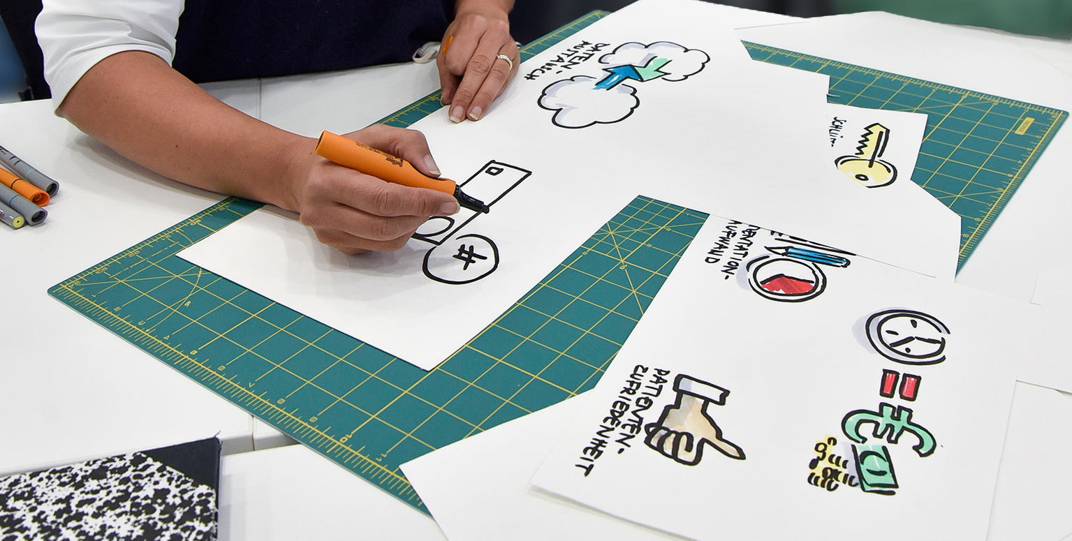 Stefanie Dihlmann-Mazza zeichnet während eines Workshops 2022